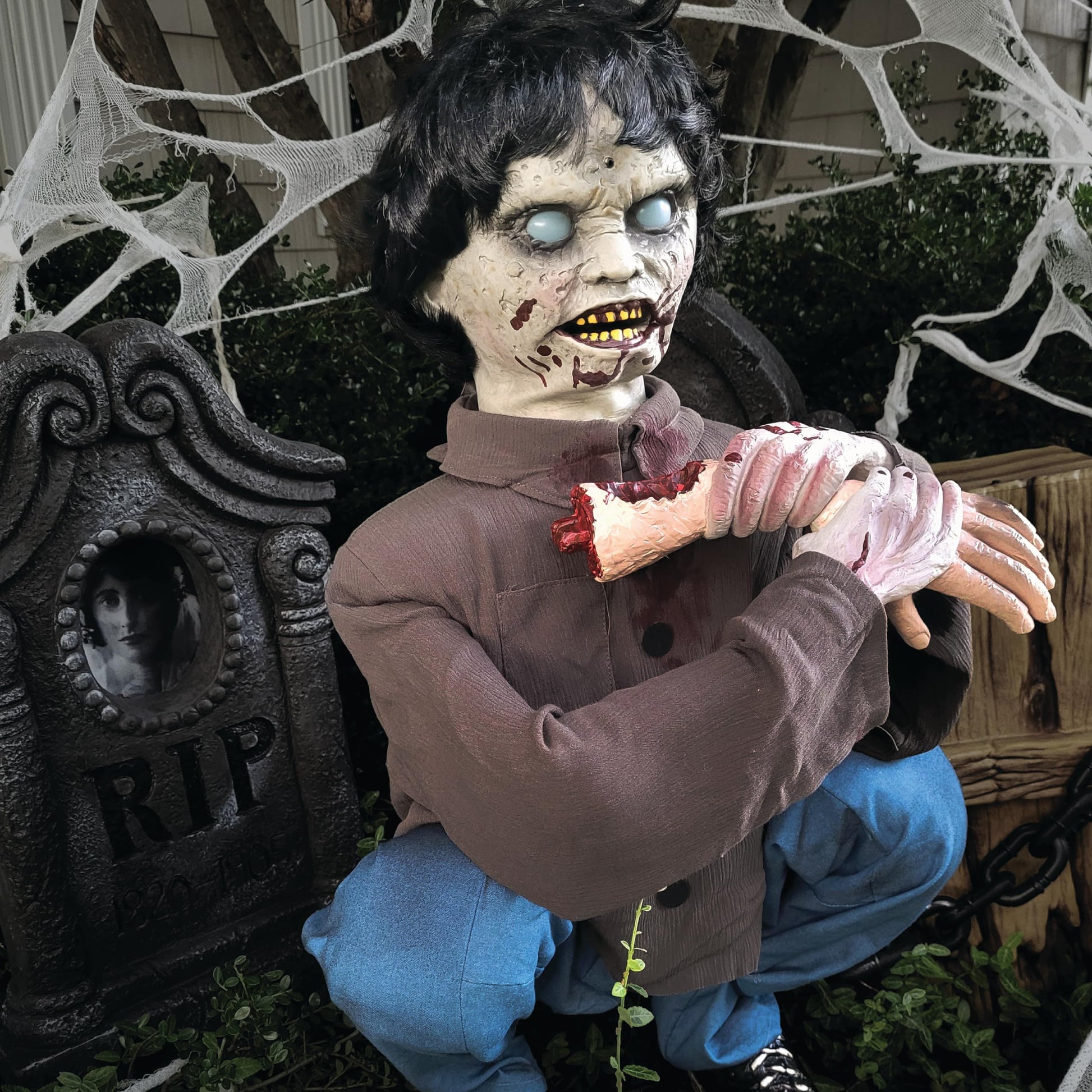 Haunted Hill Farm Lunging Pumpkin Carver Zombie Girl by Tekky, Motion-Activated Talking Halloween Animatronic for Indoor or Covered Outdoor Creepy Halloween Decorations, Plug-in or Battery Operated